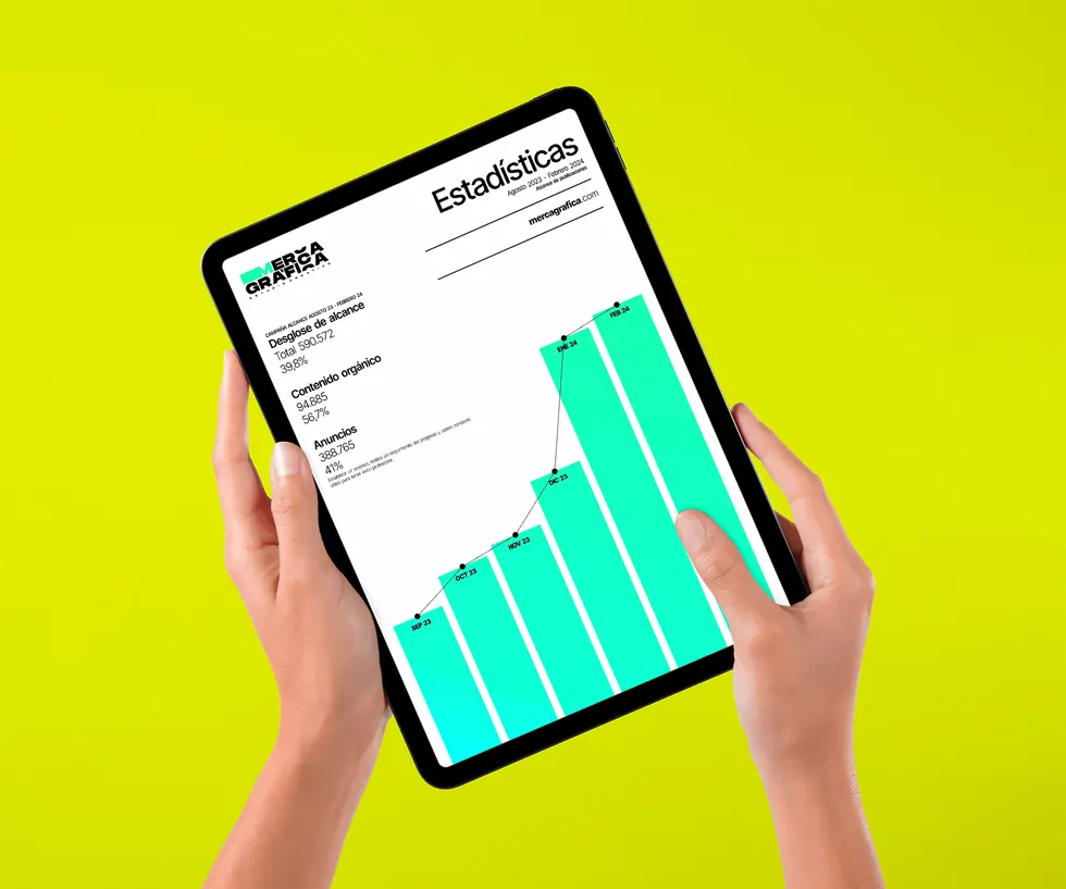 Tableta con un reporte de estadísticas de redes sociales
